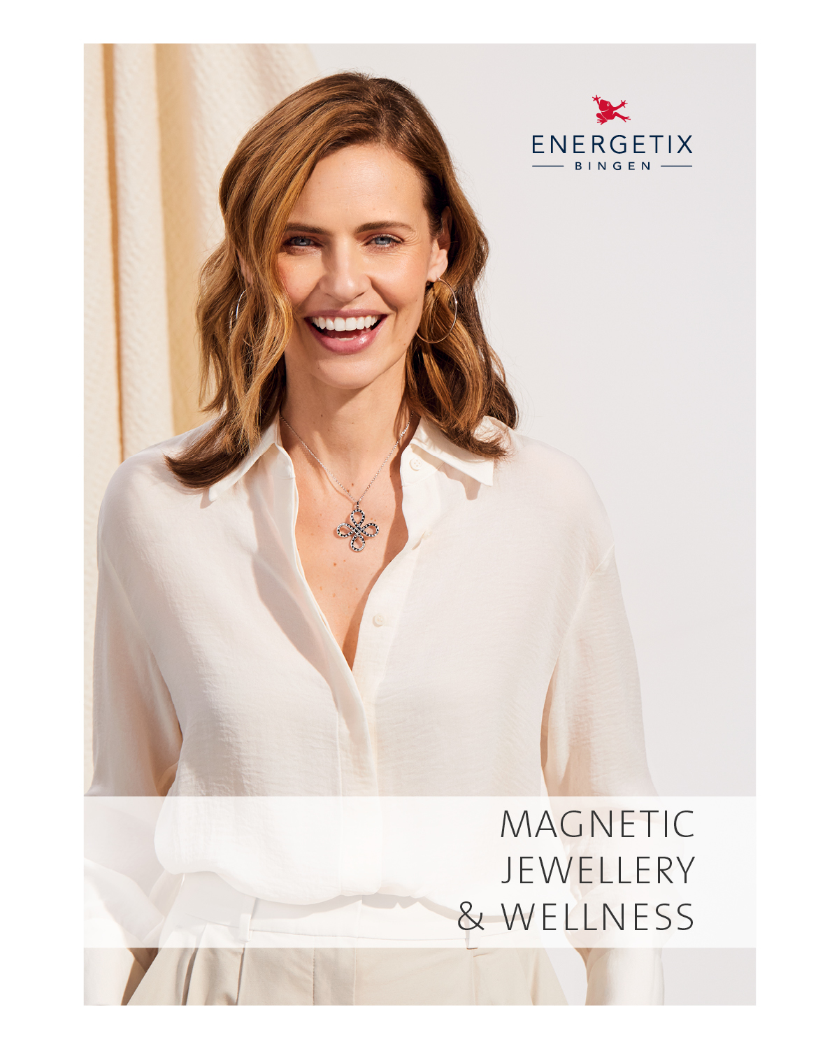 Afbeelding van een dame met een witte bloes aan en een mooie ketting van Energetix voor de pagina website Amazing Livingnieuwe collectie