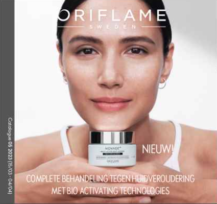 Afbeelding van vrouw met een multi anti aging dagcreme van Oriflame in haar handen.